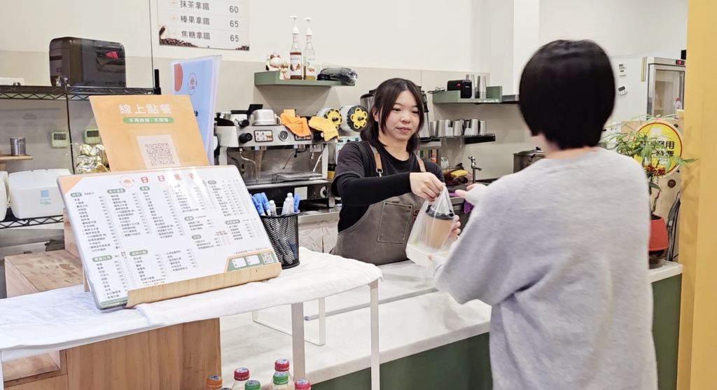 早餐尖峰時段,顧客可透過快一點預約取餐時間,分流點餐人潮,現場不再擁擠久候